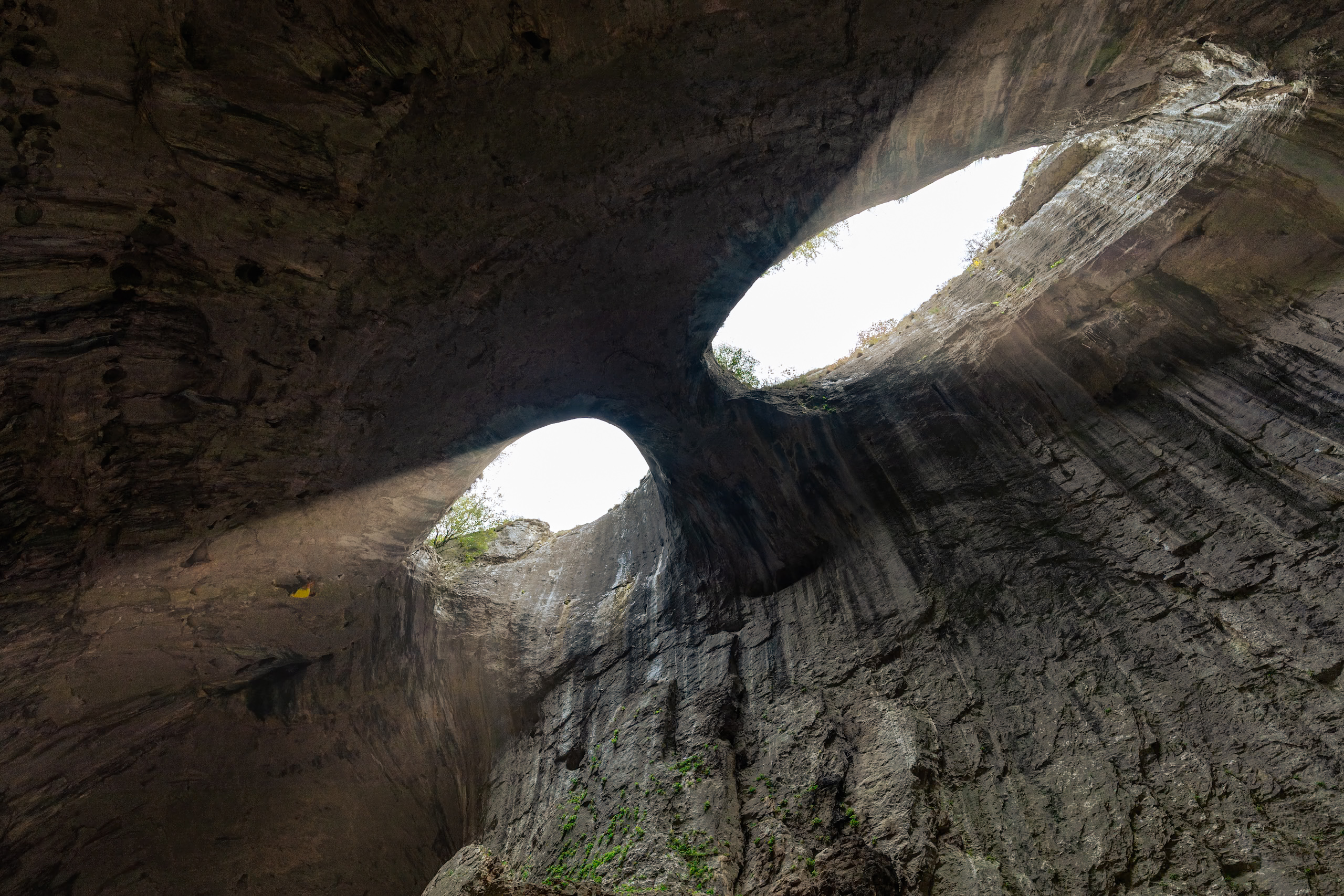 Kletterer an Augen Gottes in Prohodna Höhle, Bulgarien