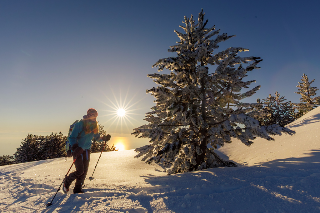 Schneeschuh Tour mit Blick aufs Meer in Griechenland