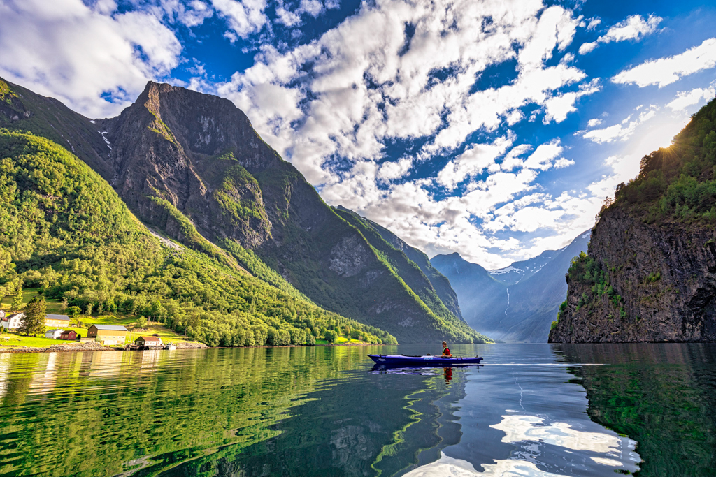 Kajaken auf dem Fjord in Norwegen