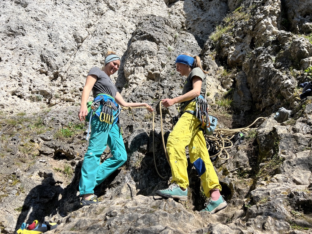 Kletterinnen vor dem Fels machen Partnercheck bevor es los geht mit klettern