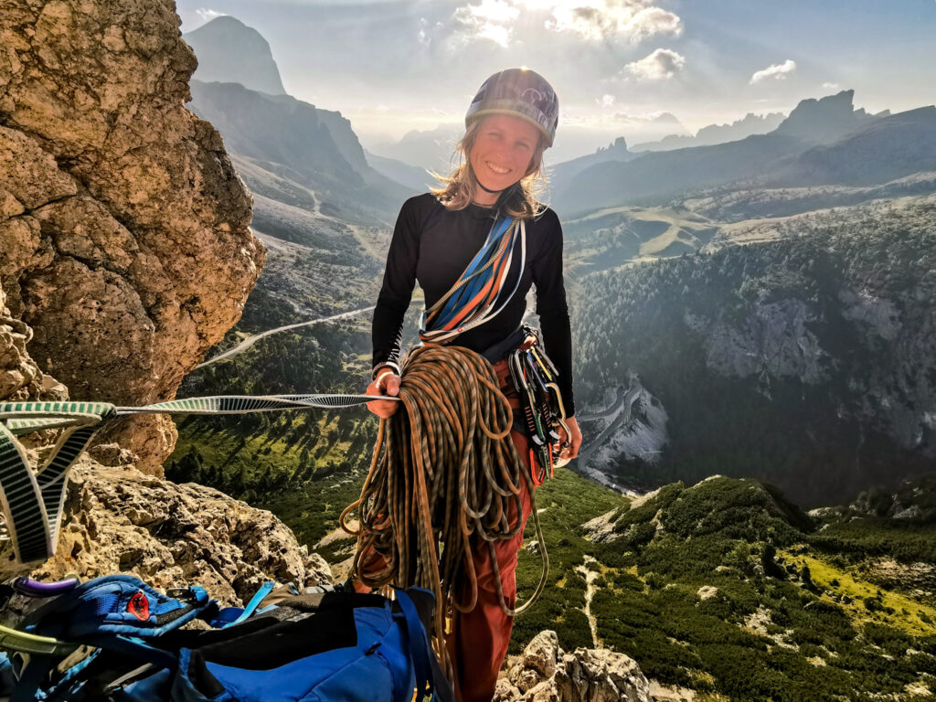 Standplatz beim alpinen Klettern in den Dolomiten, Italien