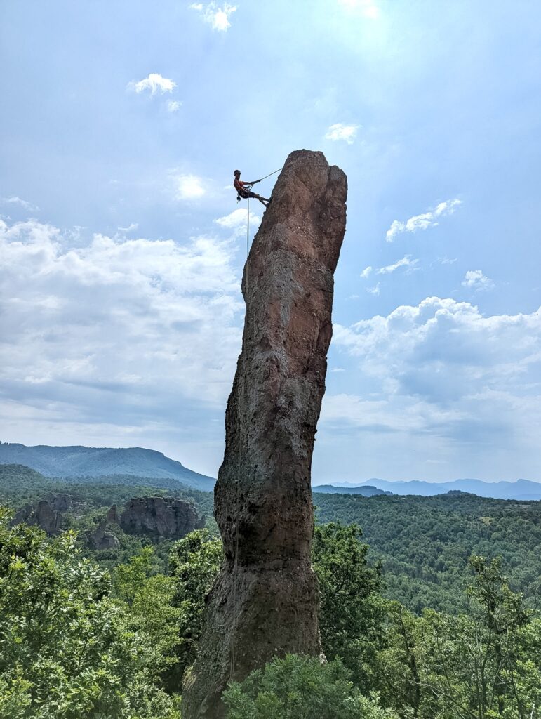 Abseilen von freistehenden Felsturm in Belogradtschik in Bulgarien