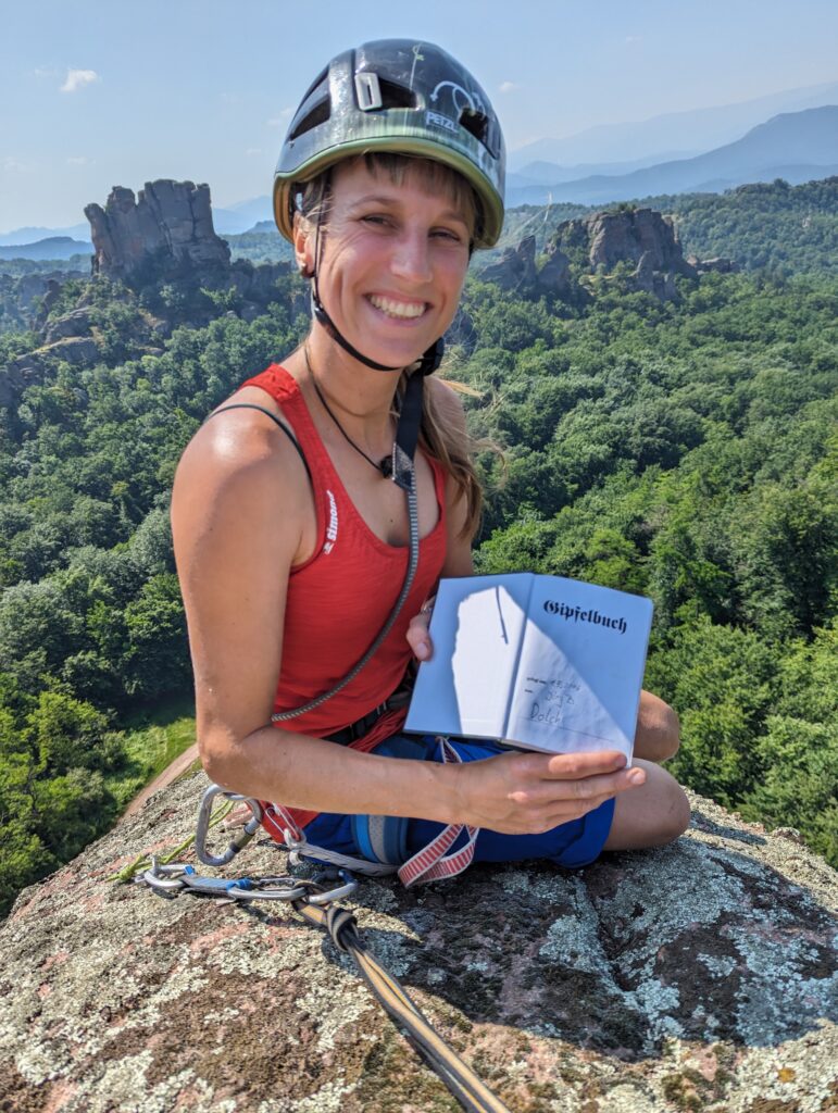 Julia auf dem Gipfel in Belogradtschik, Bulgarien