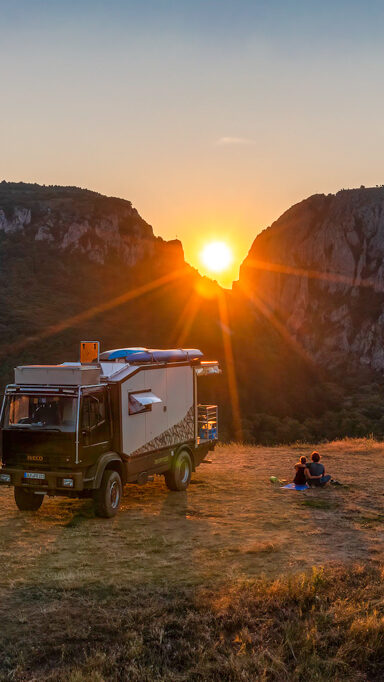 Freiheit leben im Camper, Sonnenuntergang mit Blick auf Canyon, in Rumänien