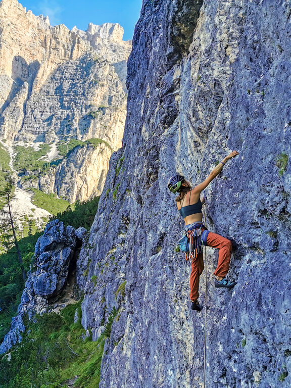Eindrucksvolle Aussicht beim Sportklettern in den Dolomiten, Südtirol, Italien