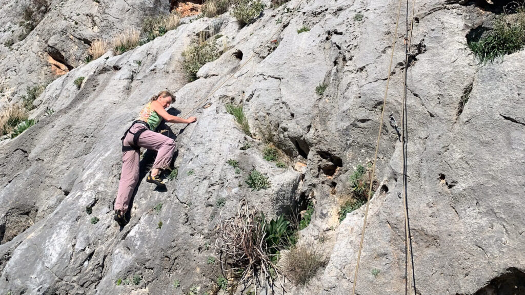 Kletterin im Tup Rope in Manikia, Griechenland