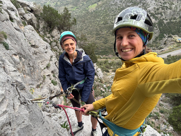 Kletterlehrerin zeigt Kletterin das Abseilen vom Stand