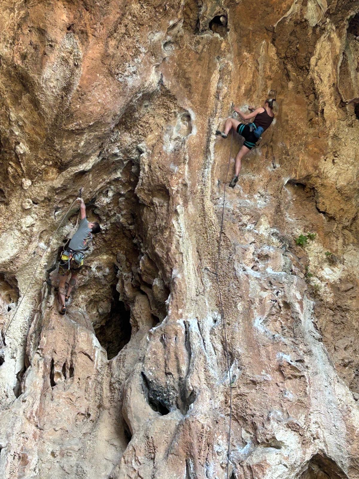 Kletternde an Sinterstrukturen am Felsen in Geyikbayiri in der Türkei.