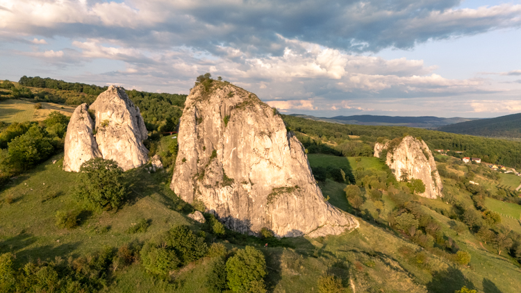 Drei majestätische Felstürme in ursprünglicher Landschaft. Ampoita in Rumänien.