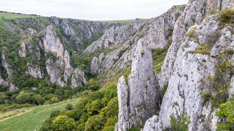 Kletterin an markanten Felsen in der Tureni Schlucht in Transsilvanien.