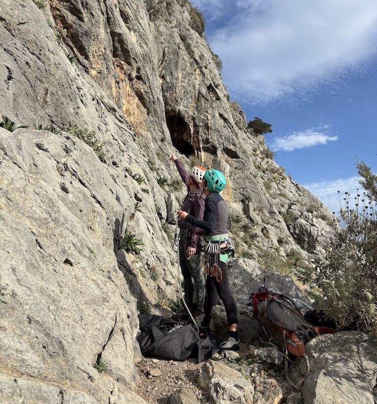 Kletterinnen planen den Einstieg in die Route.